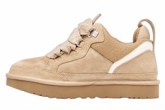 UGG Lowmel Sand — vedere laterală, fundal alb