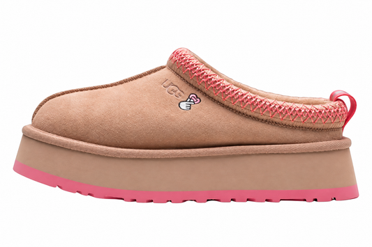 UGG Tazz Slipper Love 25 Arroyo Tropical Pink — vedere laterală, fundal alb