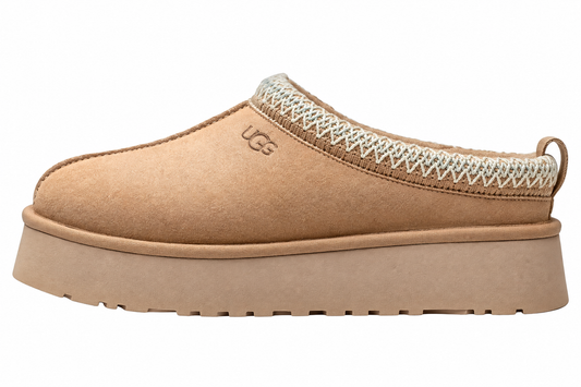 UGG Tazz Slipper Sand — vedere laterală, fundal alb